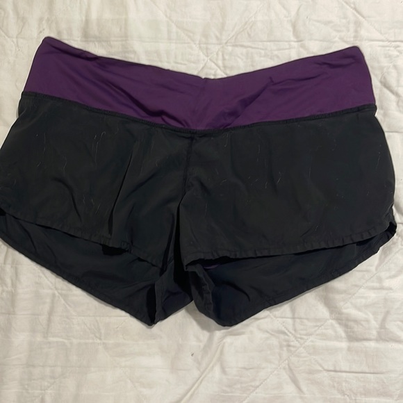 Lululemon running short in size 6 - Picture 1 of 5
